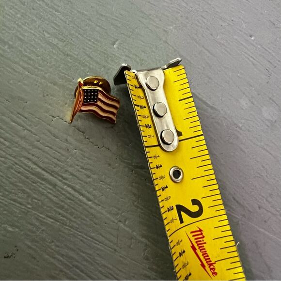 American Flag Gold Tone Pin - Picture 3 of 5